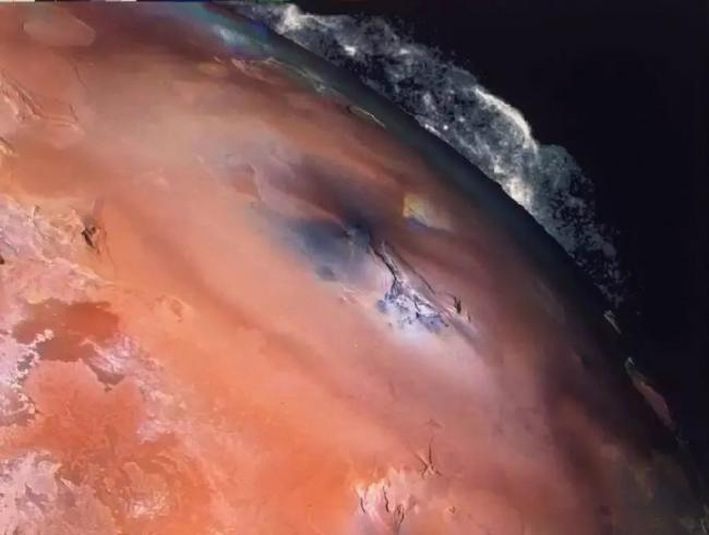1979年旅行者2号在接近木卫一时，发现了上面的火山喷发活动