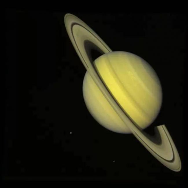 1981年7月21日，旅行者2号宇宙飞船在距离土星2100万英里（约3380万千米）的距离拍摄的真正的彩色照片 ...