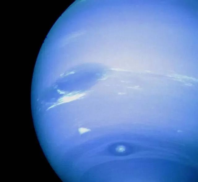 1989年8月20日拍摄的海王星，照片上还显示了白色的高空云层