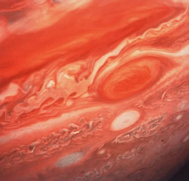 1979年7月3日，木星表面巨大的红斑以及横向的裂纹，显示了木星上变幻莫测的天气 ...
