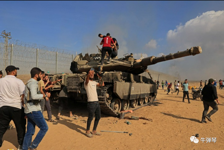 受伤的坦克兵被哈马斯战士揪出