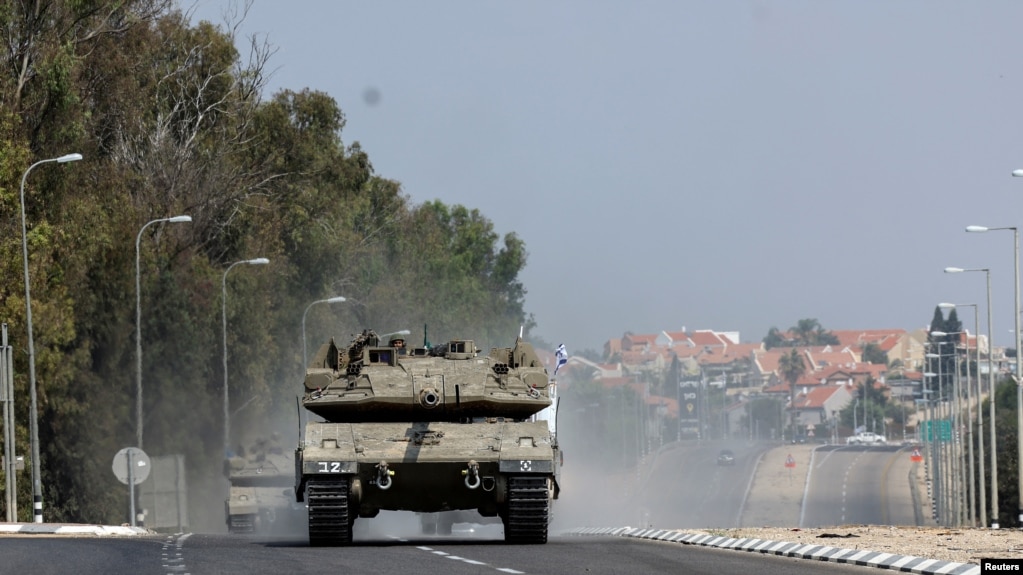 以色列坦克在以色列南部斯德洛特附近的道路上行驶