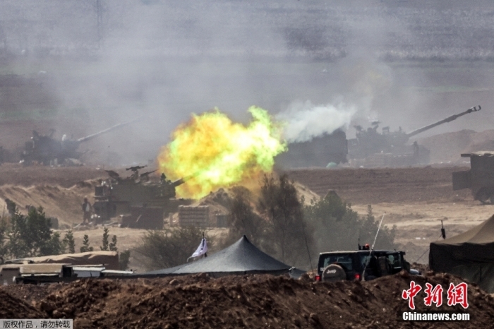 以色列军队在以色列南部与加沙边界附近发射炮弹