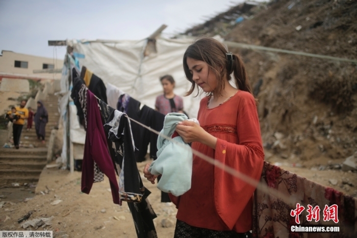 由于加沙地带持续缺水，巴勒斯坦人使用海水洗浴洗衣