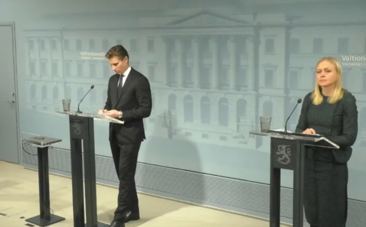 芬兰国防部长海凯宁和外交部长瓦尔托宁14日举行新闻发布会